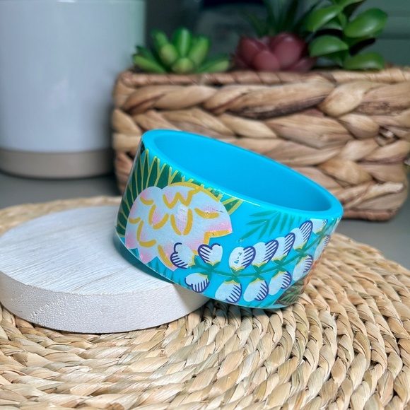 Vintage Tropical Beauty wide acrylic bangle bracelet. - Picture 5 of 9